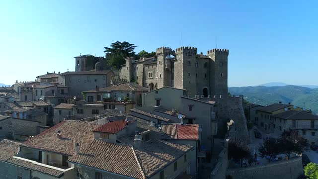 Collalto Sabino鸟瞰图，风景如画的中世纪村庄附近的Rieti，在意大利。视频素材