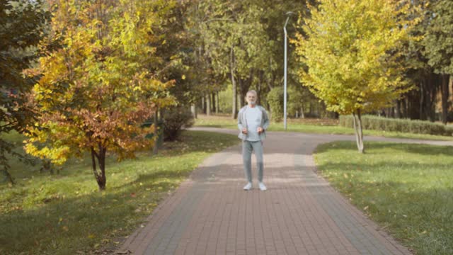 男人和女人击掌，在公园慢跑，健康的生活方式，朋友视频素材