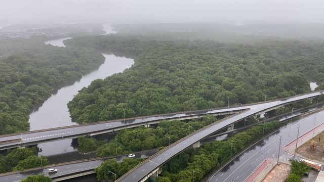 在一个雨天穿过Mangue高架桥视频素材