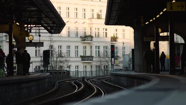 黄色的U-Bahn列车抵达德国柏林的Schlesisches Tor地铁站。视频素材