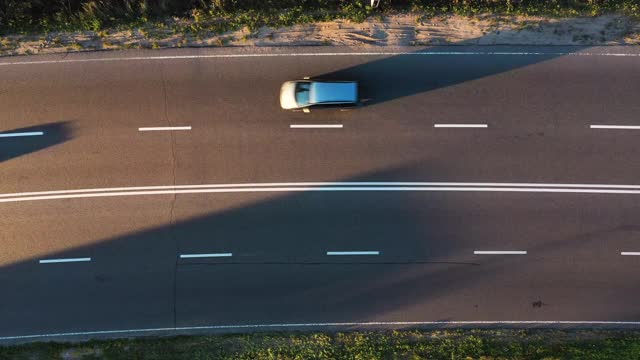 静态镜头从空中俯瞰高速公路上过往的汽车。视频素材