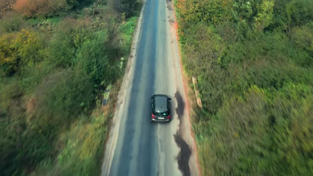 鸟瞰图的白色汽车驾驶在乡村道路视频素材