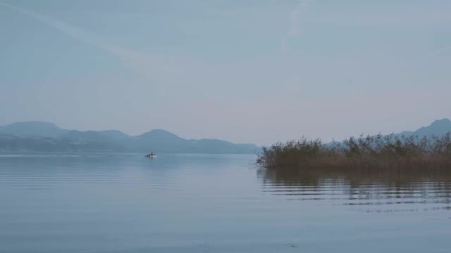 湖岸捕鱼船视频素材