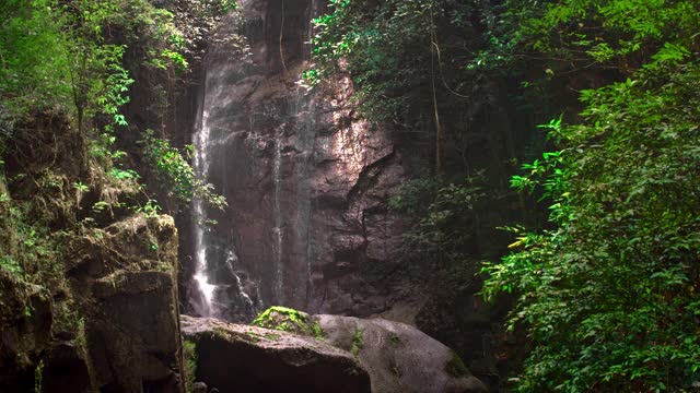 泰国自然国家公园内，雨季过后，美丽的水从森林深处的山瀑布中流出，视频素材