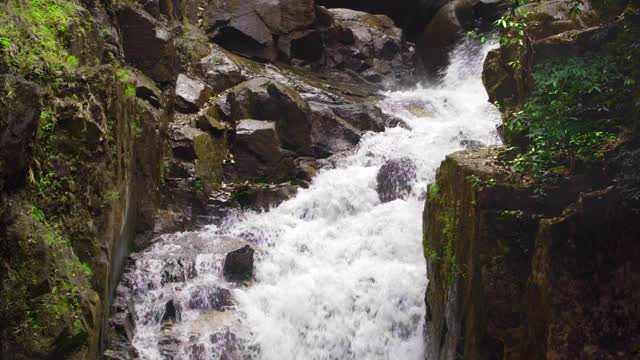 泰国自然国家公园内，雨季过后，美丽的水从森林深处的山瀑布中流出，视频素材