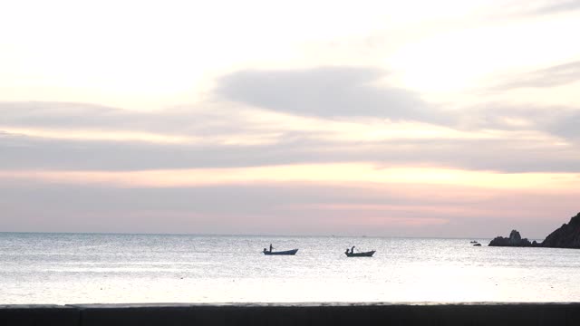 日落时在海上航行的小船视频素材