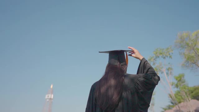 在毕业的那天，一名女学生毕业了视频素材