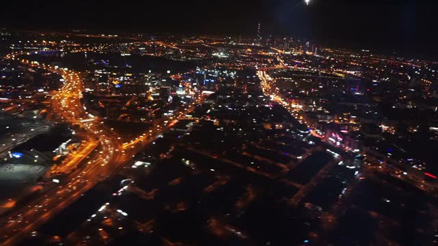 夜间飞机上的迪拜鸟瞰图视频素材