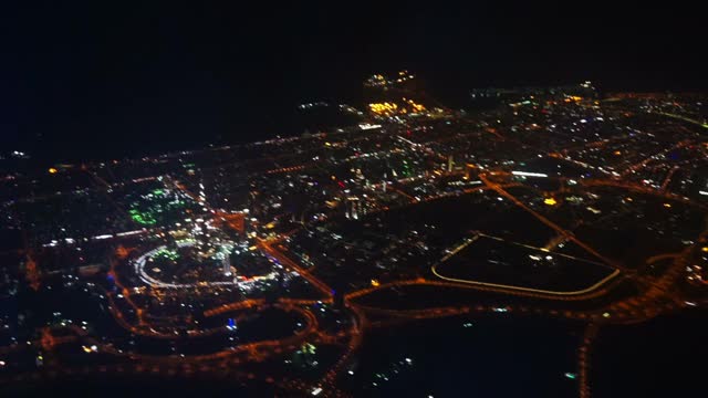 夜间飞机上的迪拜鸟瞰图视频素材