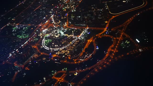 夜间飞机上的迪拜鸟瞰图视频素材