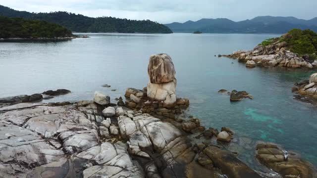 鸟瞰图热带小岛附近的利比岛清澈的海水和美丽的石头，沙顿，泰国。热带旅游概念视频素材