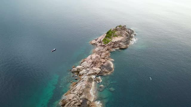 鸟瞰图热带小岛附近的利比岛清澈的海水和美丽的石头，沙顿，泰国。热带旅游概念视频素材