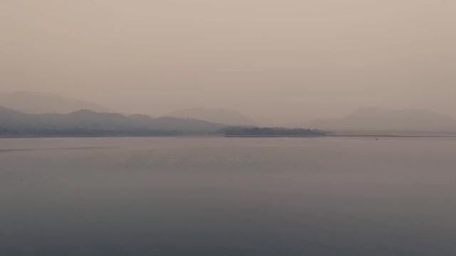 在Dimna湖附近(Jamshedpur, Jharkhand，印度)，美丽的山景与水的倒影高清视频。视频素材