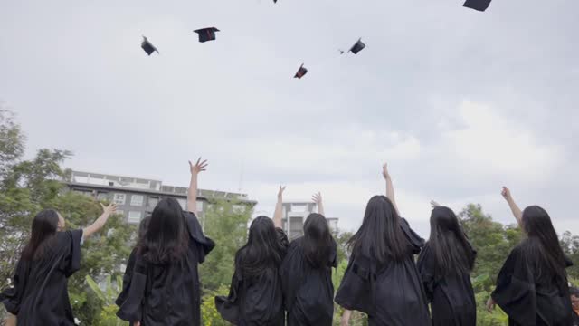 在毕业的那天，一名女学生毕业了视频素材