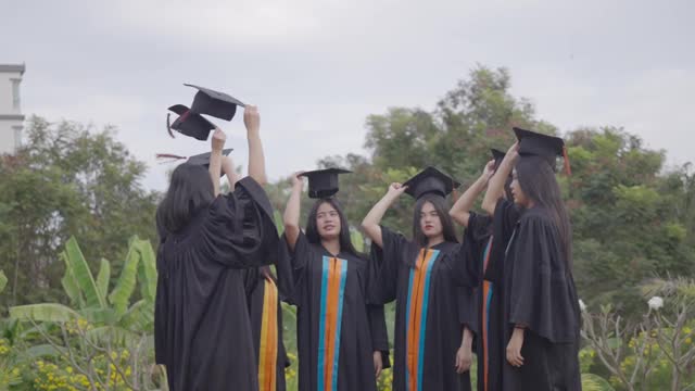 在毕业的那天，一名女学生毕业了视频素材