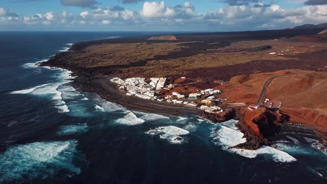 西班牙，加那利群岛，兰萨罗特岛，El Golfo火山湖，速度从24帧每秒提高了2.5倍。视频素材