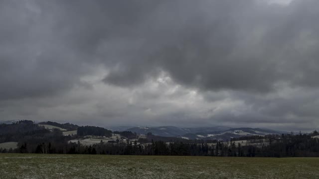 在一个冬天的下午，拜斯基迪山脉的丘陵景观和快速移动的云在小雪下。视频素材