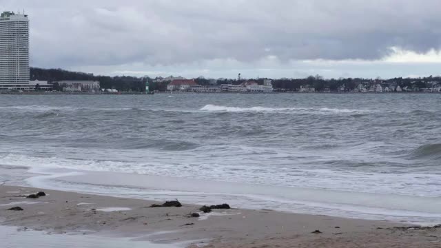 在波罗的海的海滩上，冬天是暴风雨天气视频素材