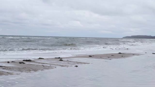 在波罗的海的海滩上，冬天是暴风雨天气视频素材