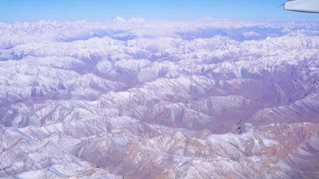 飞机飞越阿尔卑斯山雪山的山峰视频素材