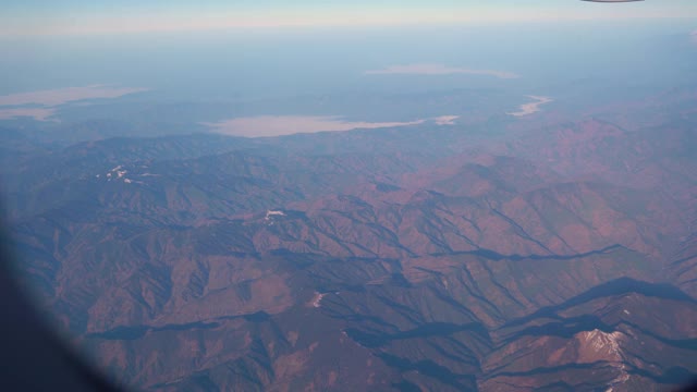 飞机飞越阿尔卑斯山雪山的山峰视频素材