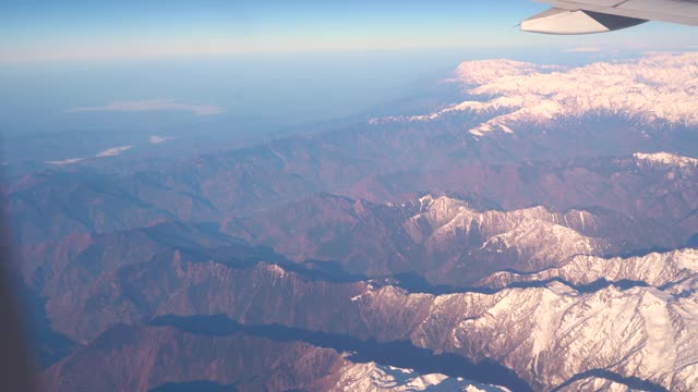 飞机飞越阿尔卑斯山雪山的山峰视频素材