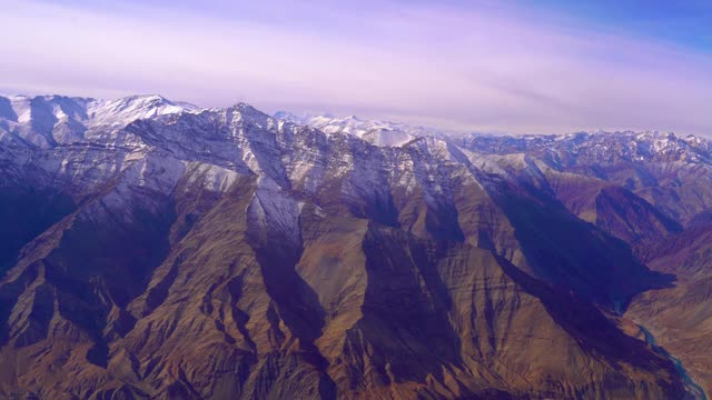 飞机飞越阿尔卑斯山雪山的山峰视频素材