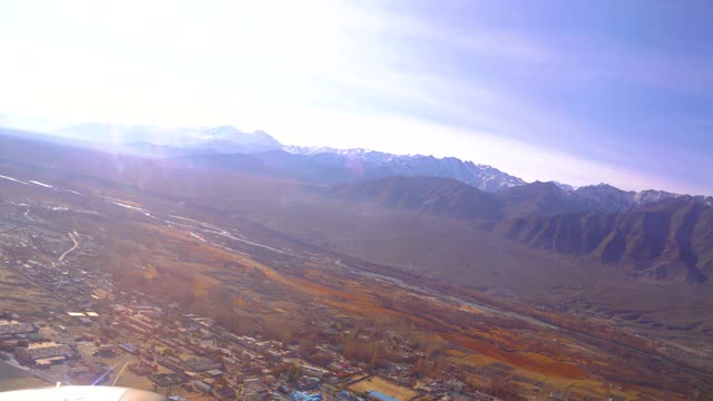 飞机飞越阿尔卑斯山雪山的山峰视频素材