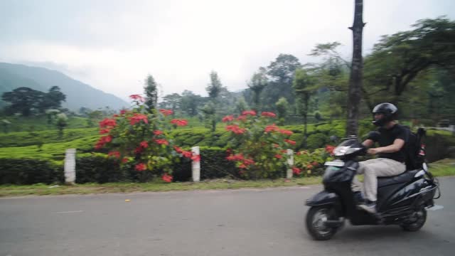 骑摩托车在美丽的风景蒙纳尔，全印度视频素材