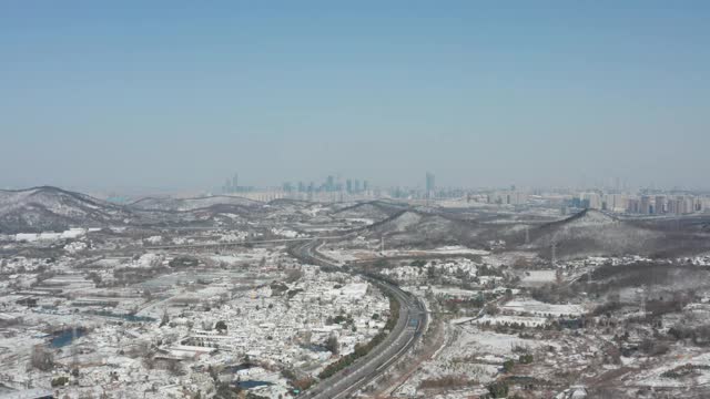 雪山公路的无人机视角视频素材