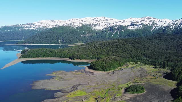 孔吉里奥湖和孔吉里奥国家公园的积雪覆盖的山脉视频素材