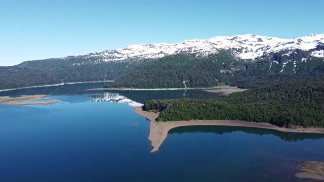 孔吉里奥湖和孔吉里奥国家公园的积雪覆盖的山脉视频素材