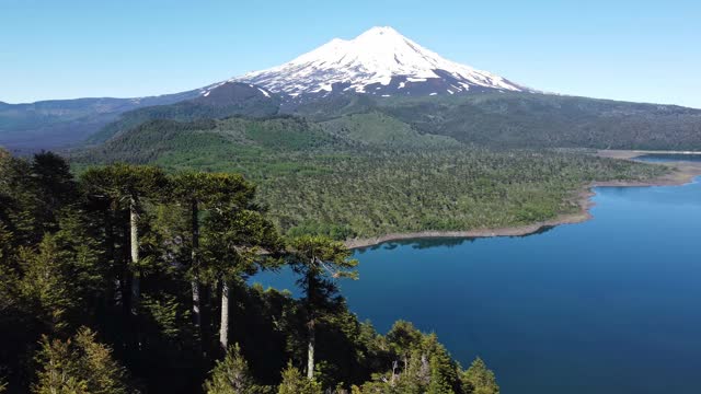 孔吉里奥国家公园里的亚伊马火山和孔吉里奥湖视频素材