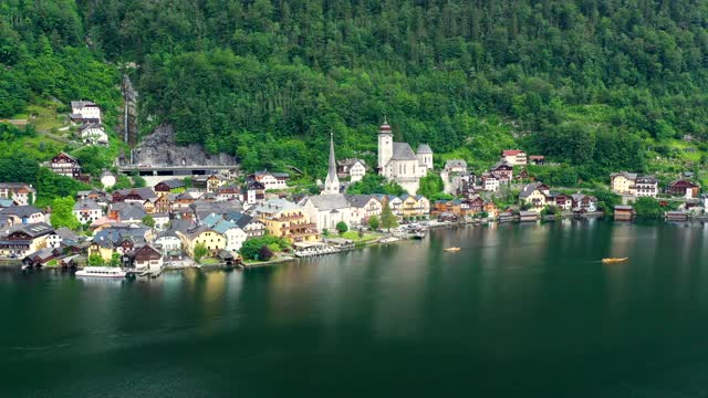 鸟瞰图的奥地利山村哈尔斯塔特和哈尔斯塔特湖。美丽的夏天。Salzkammergut,奥地利。奥地利萨尔兹卡默古特哈尔斯塔特村。视频素材