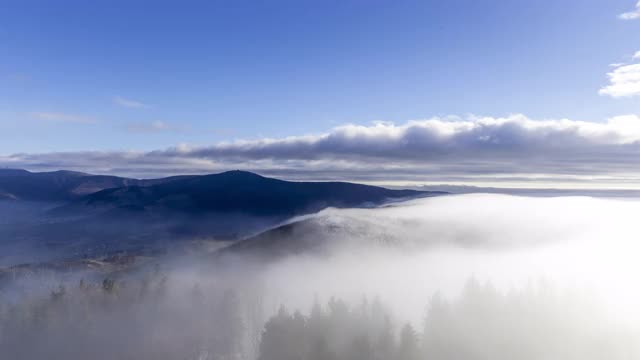 雾的时间和视野的山峰的贝斯基迪山脉，通过雾流进山谷与移动的云和雪在山顶。视频素材