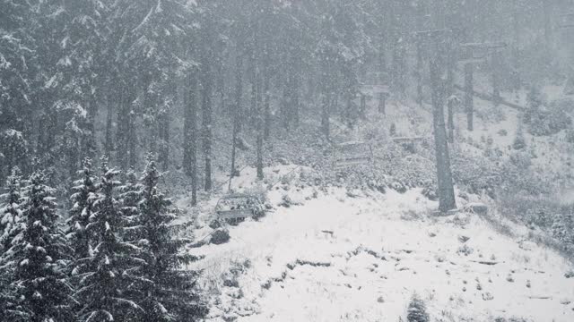 滑雪场的滑雪缆车在暴风雪期间会被大雪覆盖视频素材