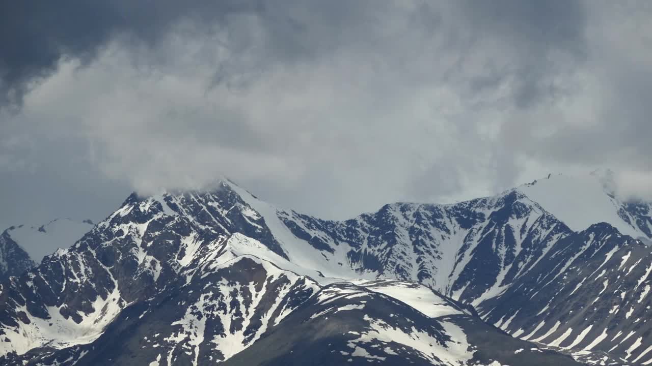 山峰在云中，时光流逝视频素材