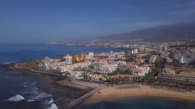 西班牙，加那利群岛，特内里费岛，Los Cristianos度假村和Fuente Playa de las vista海滩的航拍图，速度从24帧每秒提高了2.5倍。视频素材