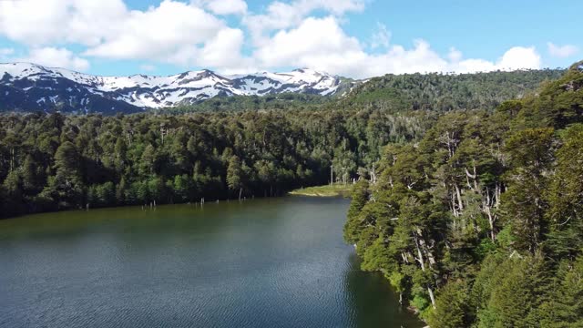 孔吉里奥国家公园的森林和雪山之间的湖泊视频素材