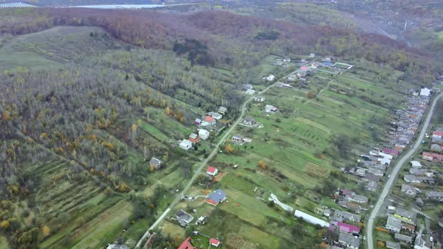 高空鸟瞰图俯瞰郊区村庄附近的山区，高空鸟瞰图俯瞰卡帕提的乡村视频素材