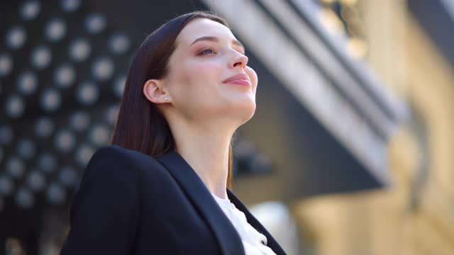 女商人在户外摆相机姿势。美丽的女孩在看外面。视频素材