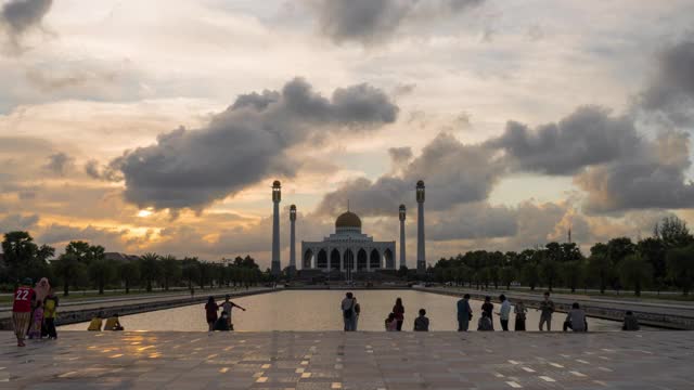 泰国sonkhla Hatyai中央清真寺与移动的云日落场景的时间流逝电影视频素材