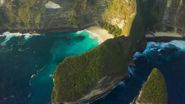 无人机在Manta湾或在Nusa Penida岛的Kelingking海滩，巴厘岛，印度尼西亚的蓝色海洋视图。4 k鸟瞰图视频素材