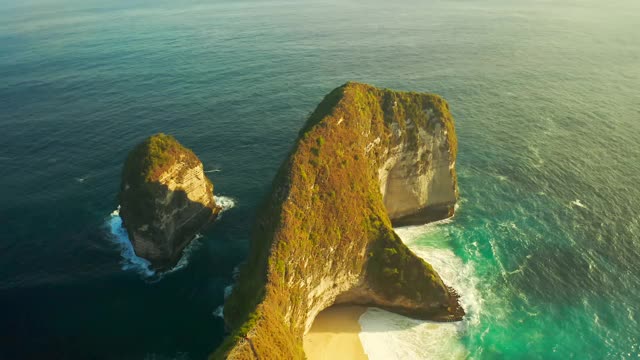 印度尼西亚巴厘岛Nusa Penida岛的Manta湾或克林金海滩。4 k鸟瞰图视频素材