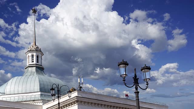 列宁格勒和雅罗斯拉夫斯基铁路终点站附近的共青团(Komsomolskaya)地铁站。莫斯科,俄罗斯视频素材