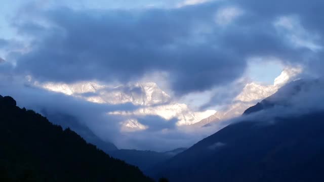 日落的时间流逝，在强大的积雪覆盖的珠穆朗玛峰山脉和Ama Dablam与移动的云和山顶在红色的黄昏光从Namche Bazar观看。视频素材