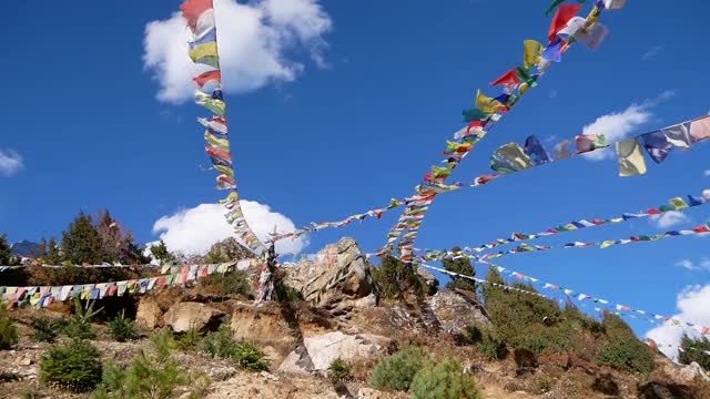 阳光明媚的日子里，几行彩色的佛教经幡在尼泊尔喜马拉雅山昆布的纳姆切集市上平静地飘扬。视频素材