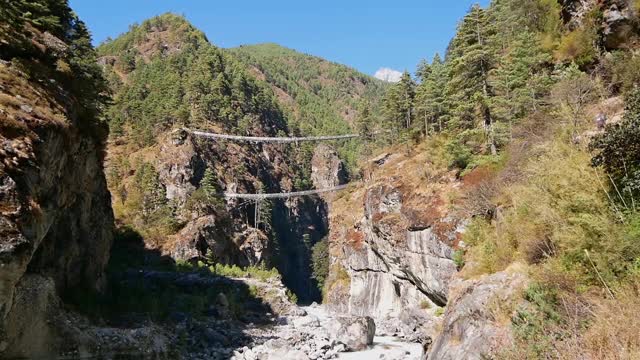 在通往尼泊尔纳姆切巴扎的喜马拉雅山上，喜马拉雅山上布满岩石的Dudhkoshi河谷上，可以看到著名的希拉里吊桥。视频素材