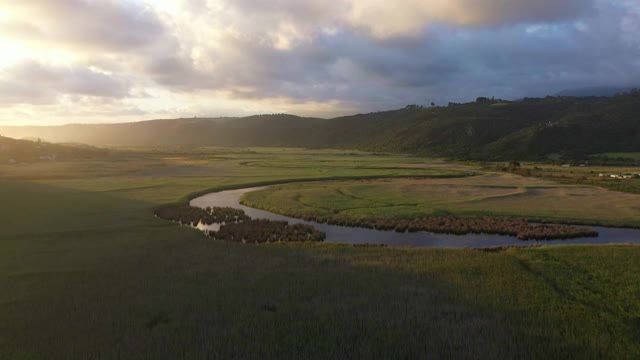 日落时荒野地区的鸟瞰图视频素材