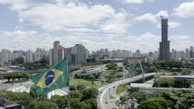 进入Tatuapé社区，巴西国旗在前景中飘扬，São Paulo，巴西视频素材